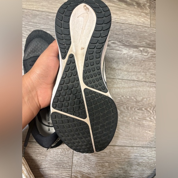 Nike vomero 17 women’s running black and White shoes - Picture 6 of 10